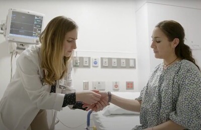 Кодирование Аквилонг в Рубцовске Врач держит пациентку за руку